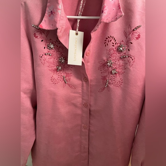 NWT Loveshack O/S Pink Swade Button Down Top with flower details. 💕 - Picture 4 of 6
